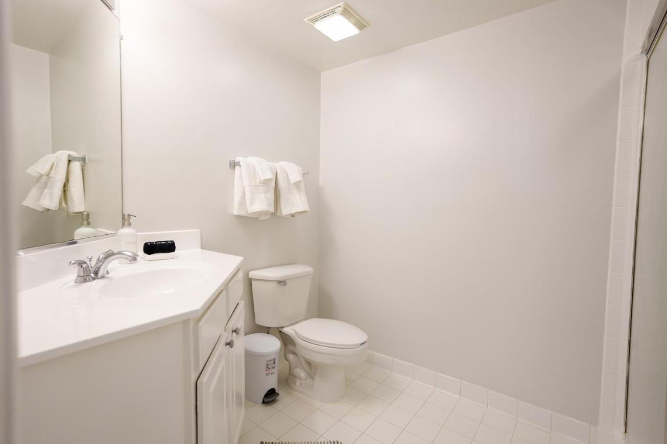 Ballston Getaway King Suite Arlington Exterior photo